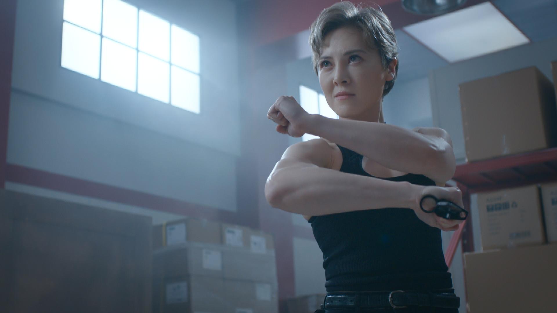 何慈茵真係大隻到不得了,一雙麒麟臂不輸男士。