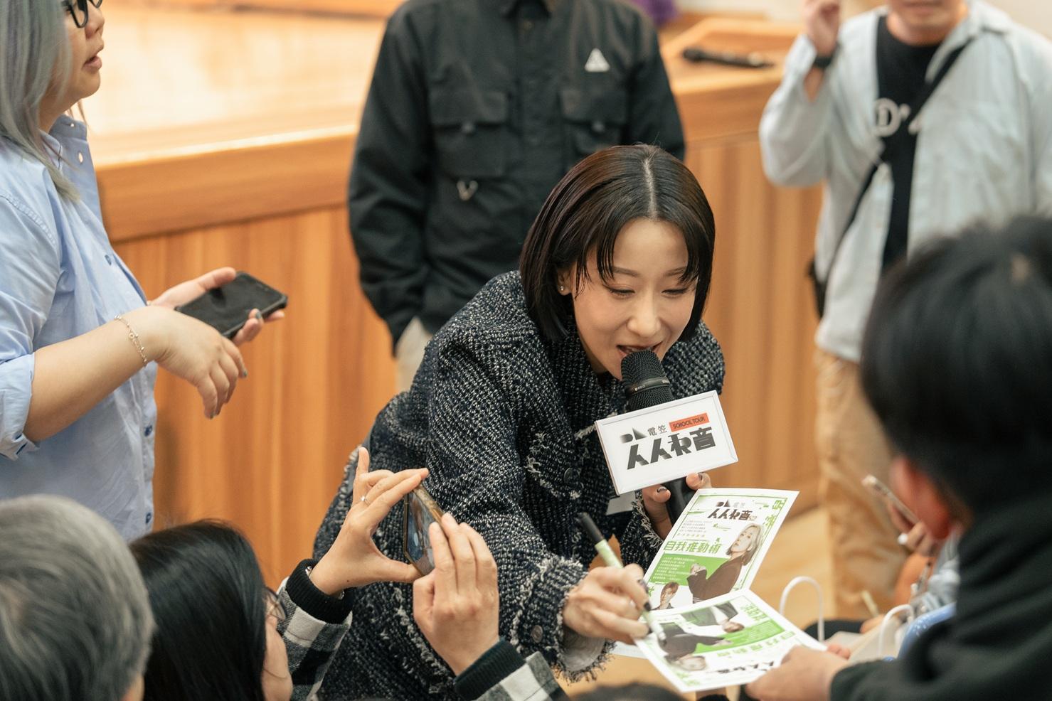 泳兒走到台下與學生互動,又與他們合照及簽名。