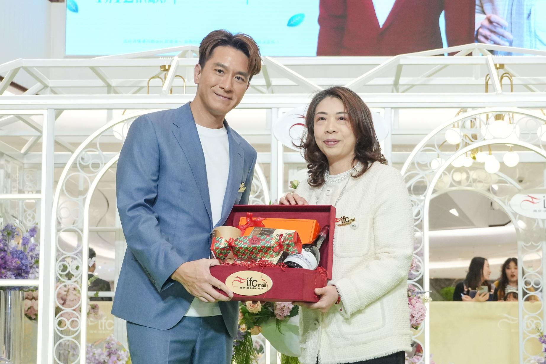 馬明大受現場fans歡迎,又獲南京ifc商場送贈禮品。