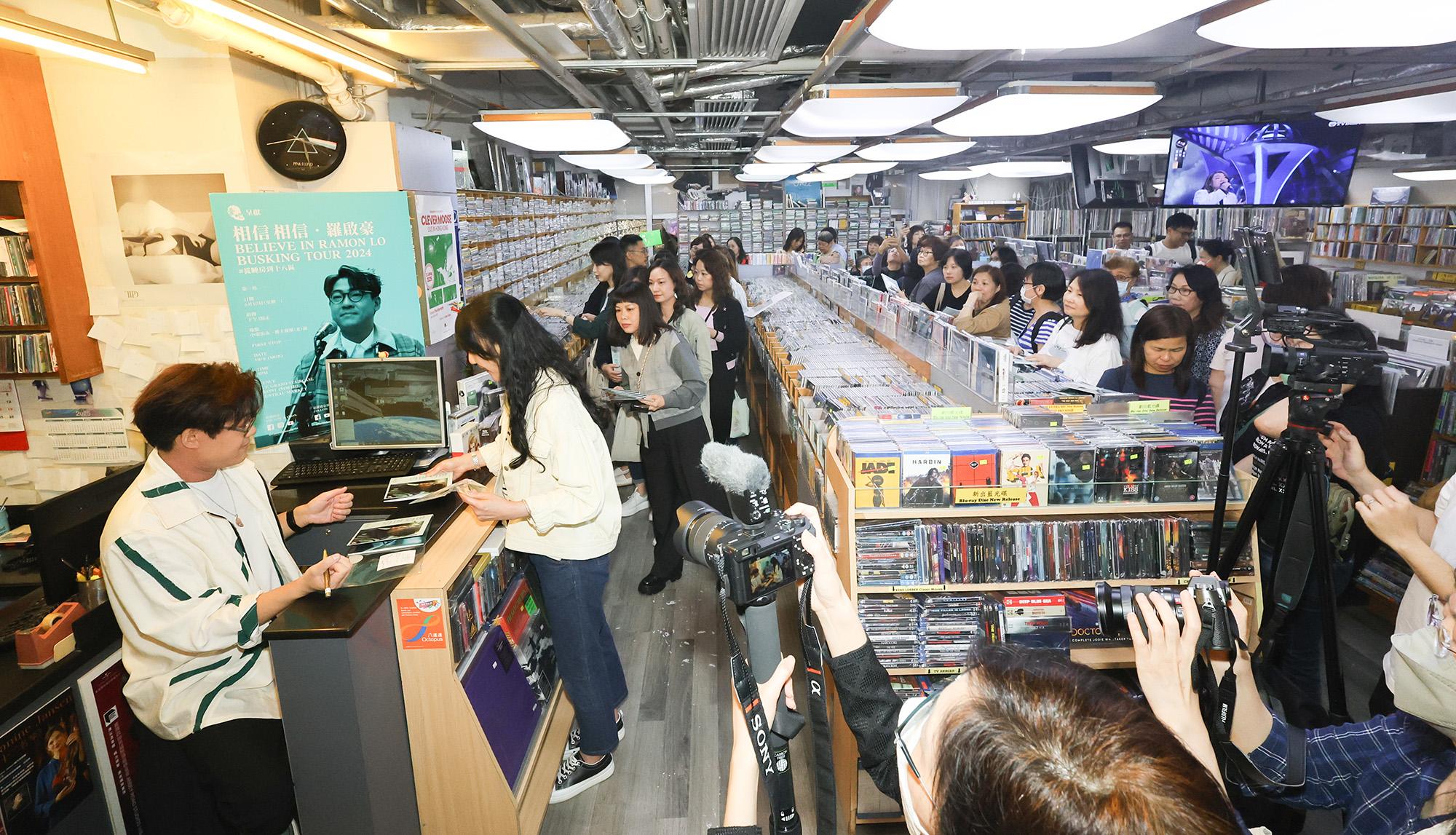 豪殼如貫進場讓啟豪在黑膠唱片上親筆簽名。