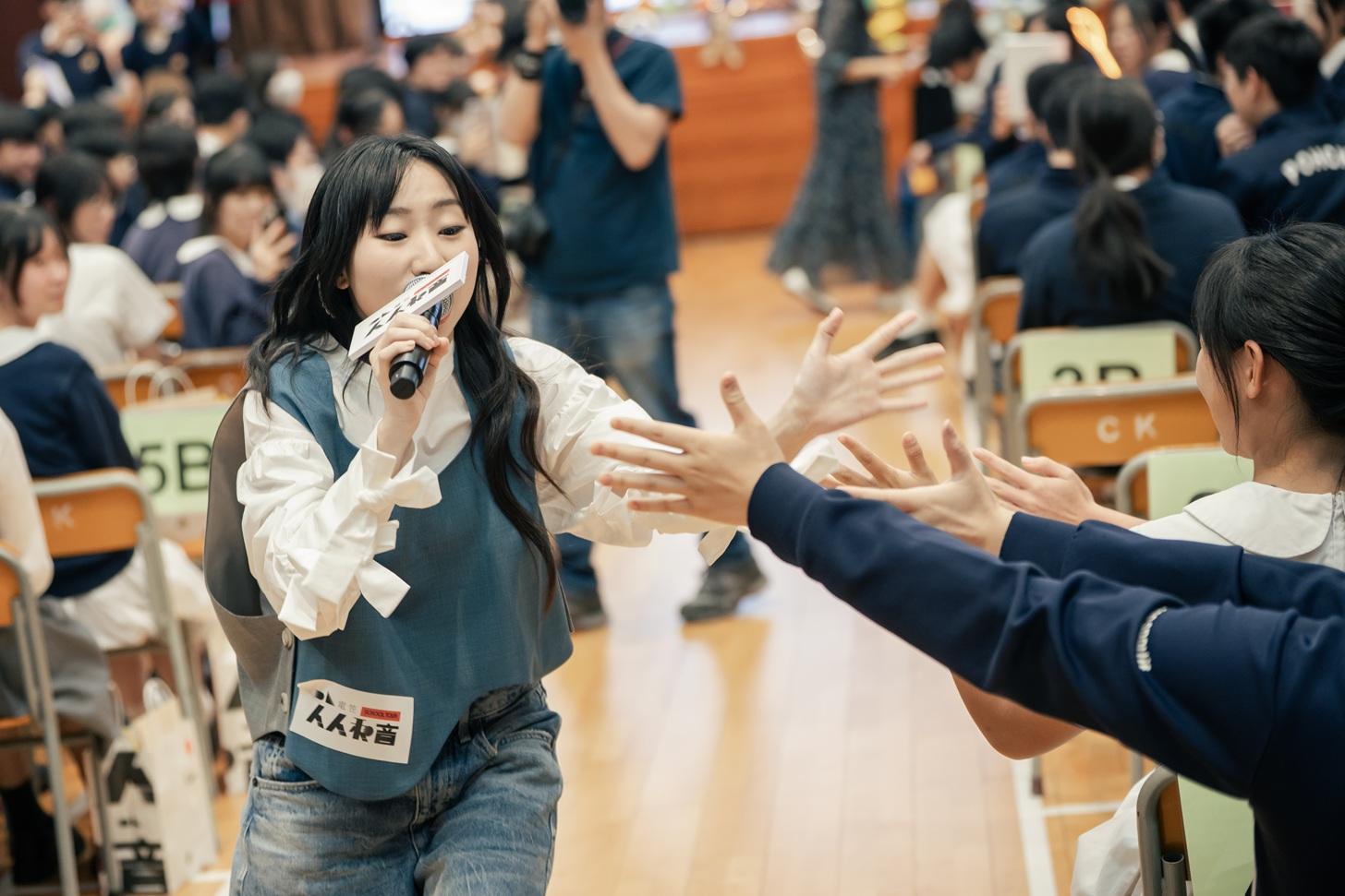 麗英走到台與學生互動。