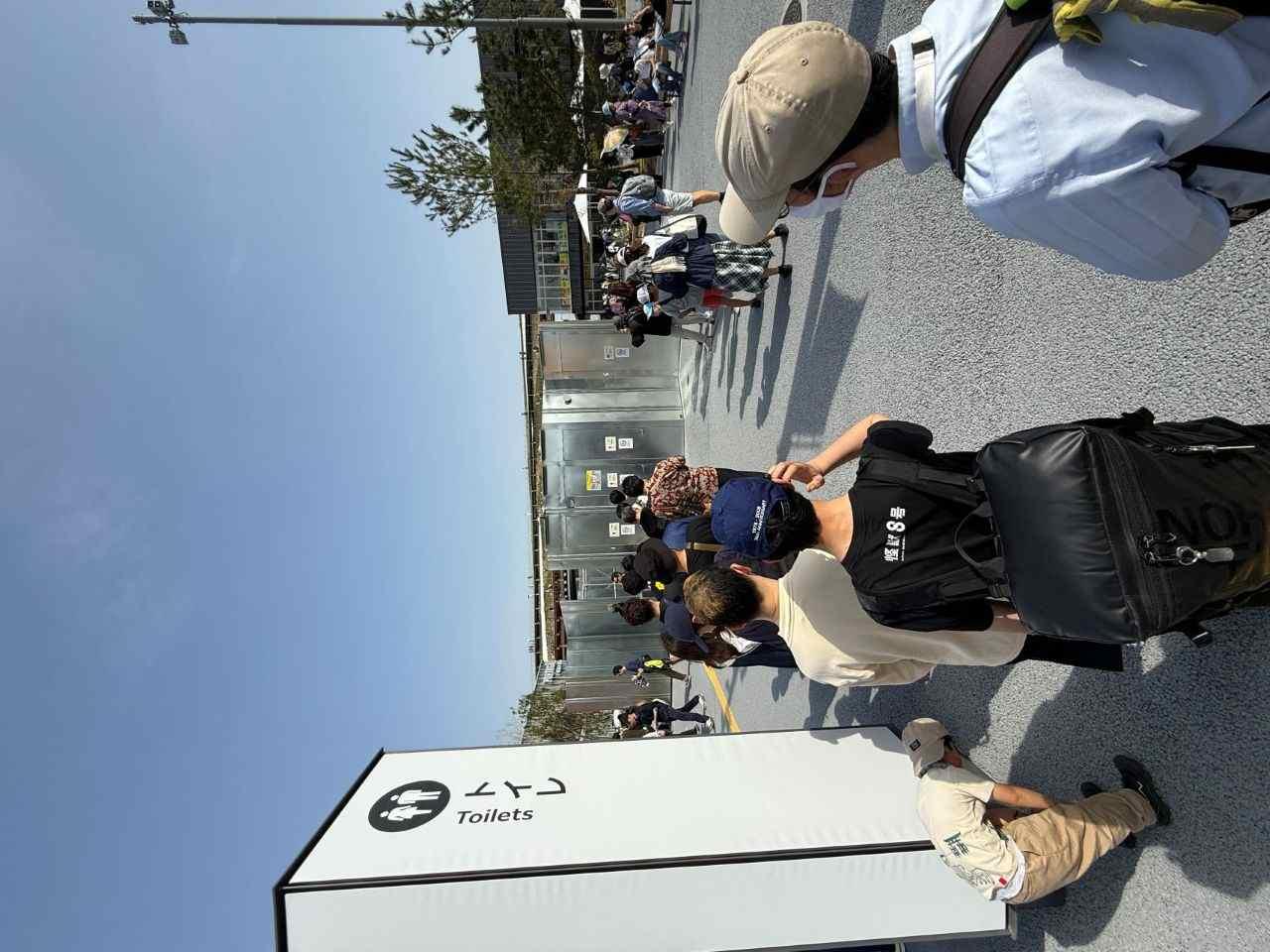 將廁所區域分為「等待區」跟「完事區」,讓兩者分隔。