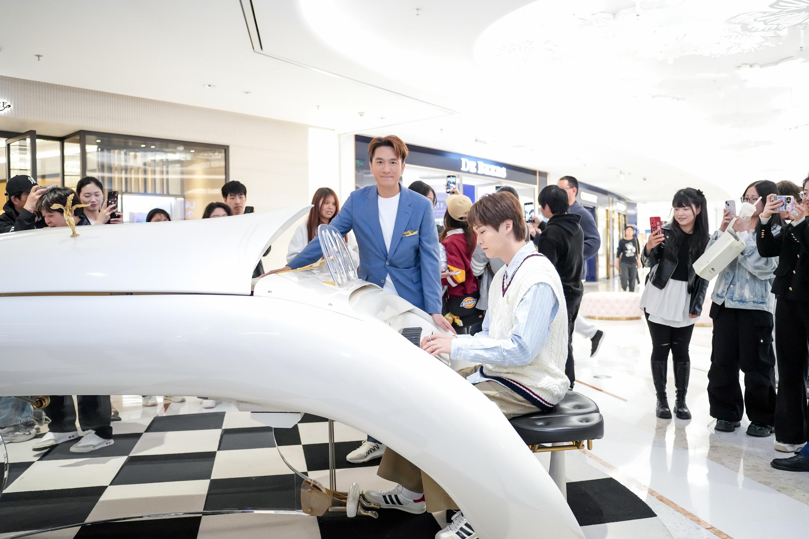 胡鴻鈞即席表演新曲。