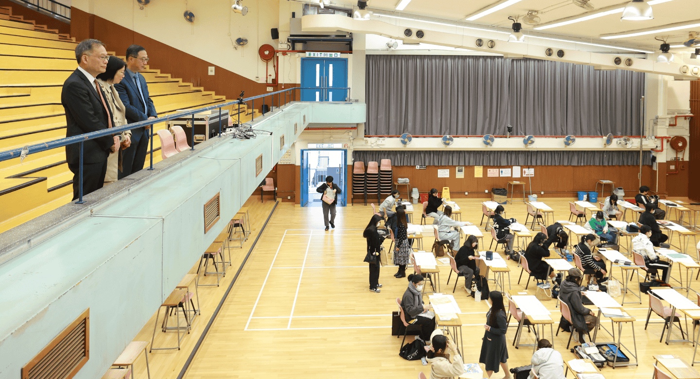 (左起)考評局主席林群聲、天主教母佑會蕭明中學校長梁佩珊與考評局秘書長魏向東今早視察試場情況。(考評局提供)