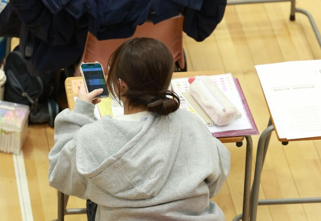 考生以「報到易」應用程式自行簽到。(考評局提供)