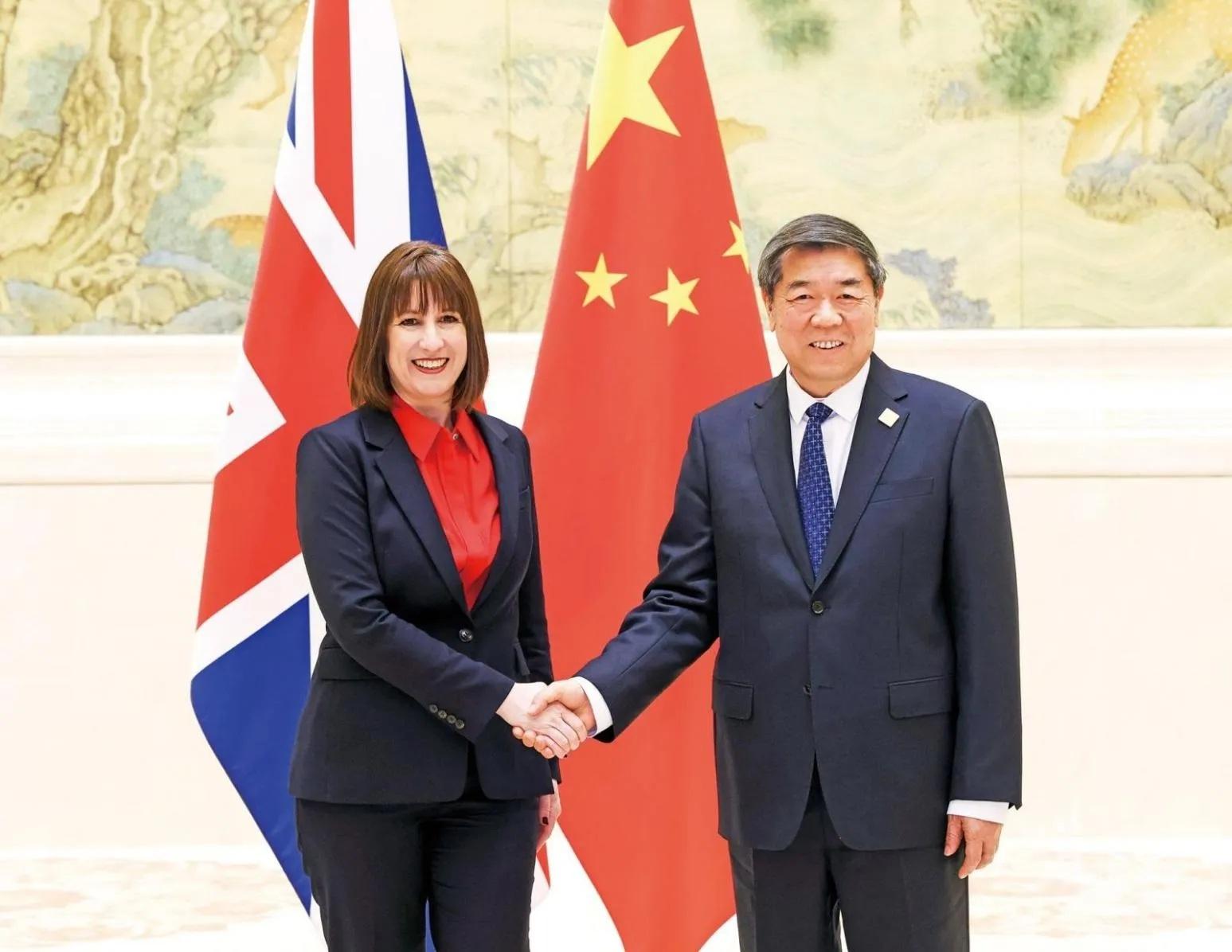 1月11日,大陸國務院副總理何立峰(右)在北京會見英國財長里夫斯,雙方共同出席中英經濟財金對話。(資料照/新華社)