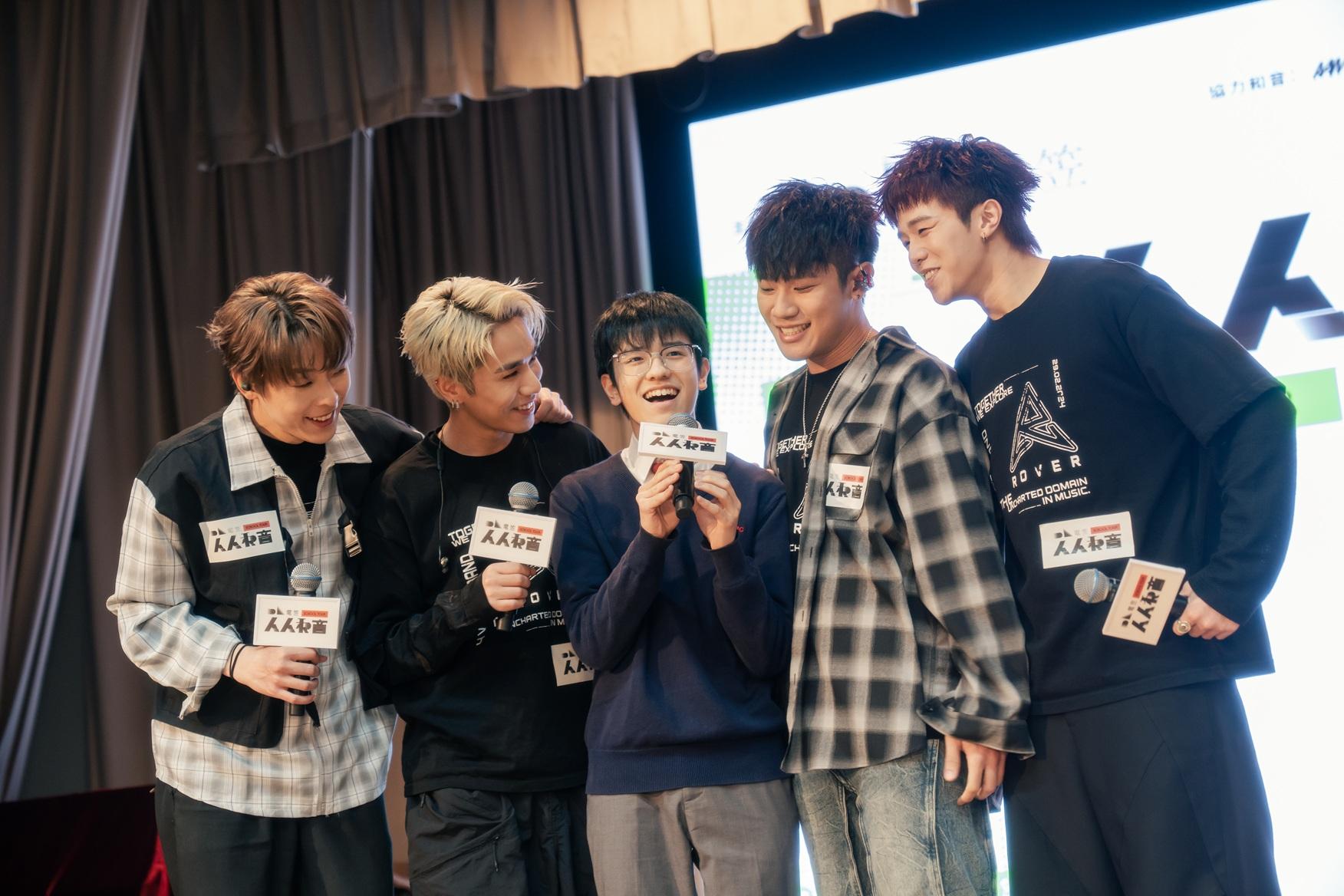 ROVER邀請學生上台互動。