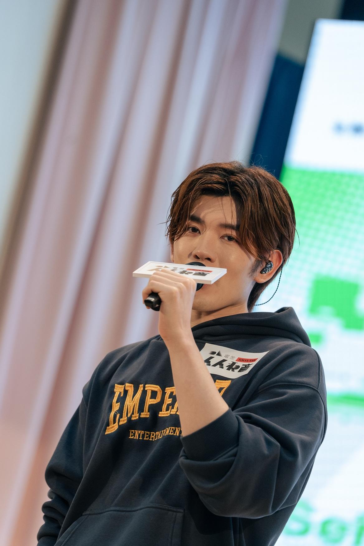 洪助昇跟隨師姐泳兒到學校巡演,獻唱新歌《別想跟我再和好》。