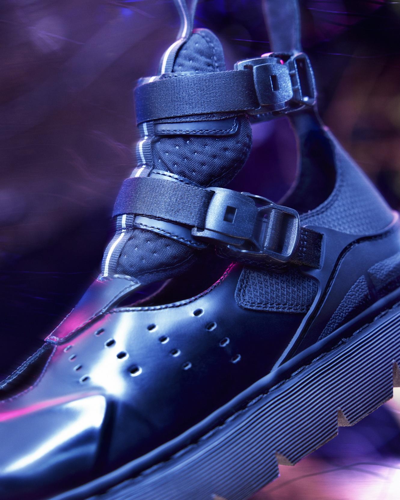 VENT XX02 Mule兩條可調節快拆帶,令鞋款更添工業風的重型感。