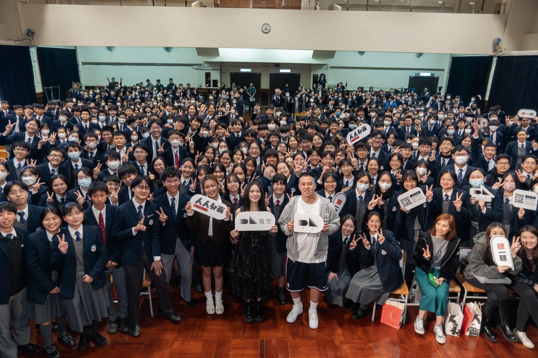 眾人與學生一起大合照。