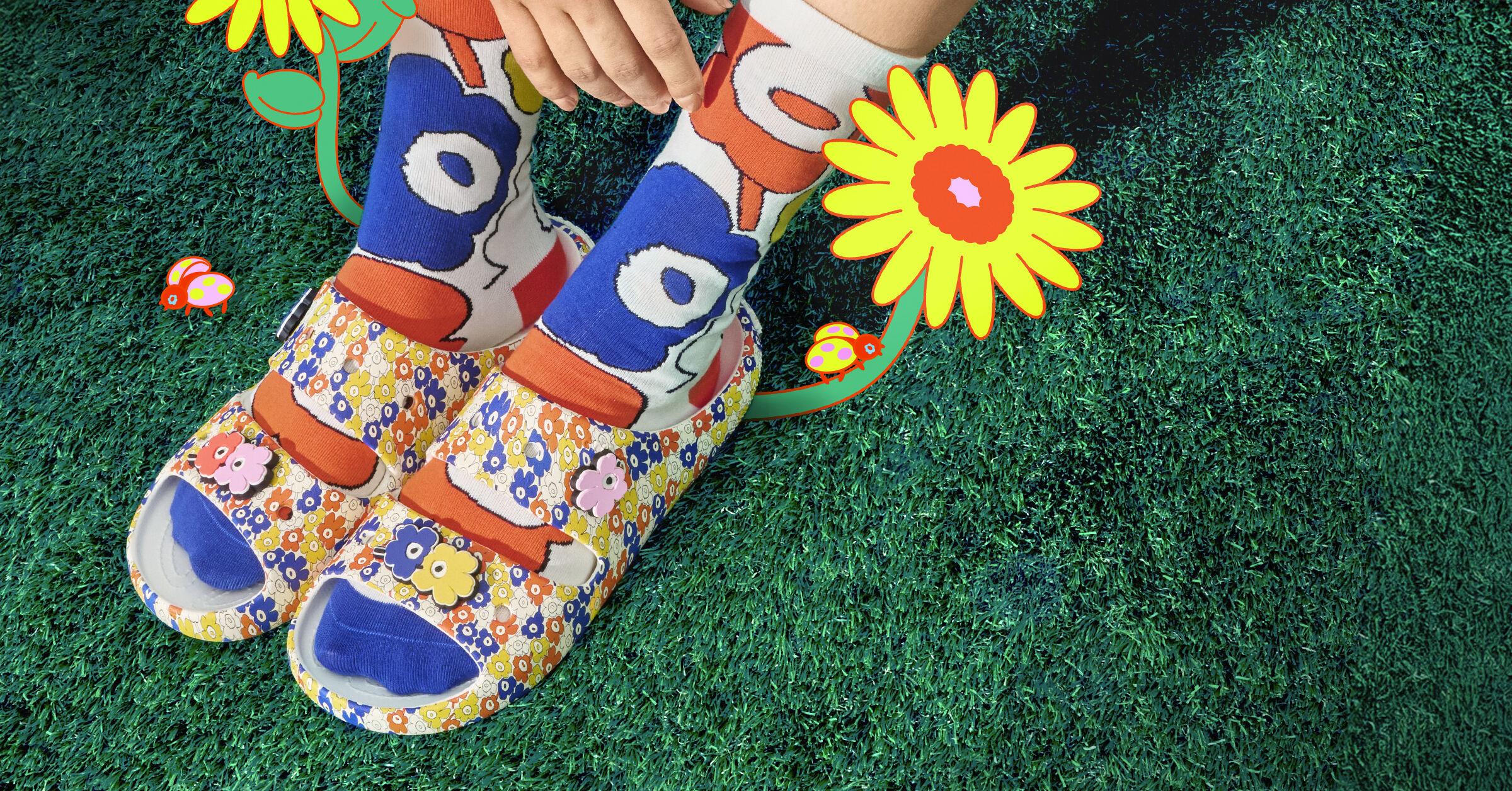 Marimekko與Crocs聯乘,帶來一對充滿玩味的鞋履。