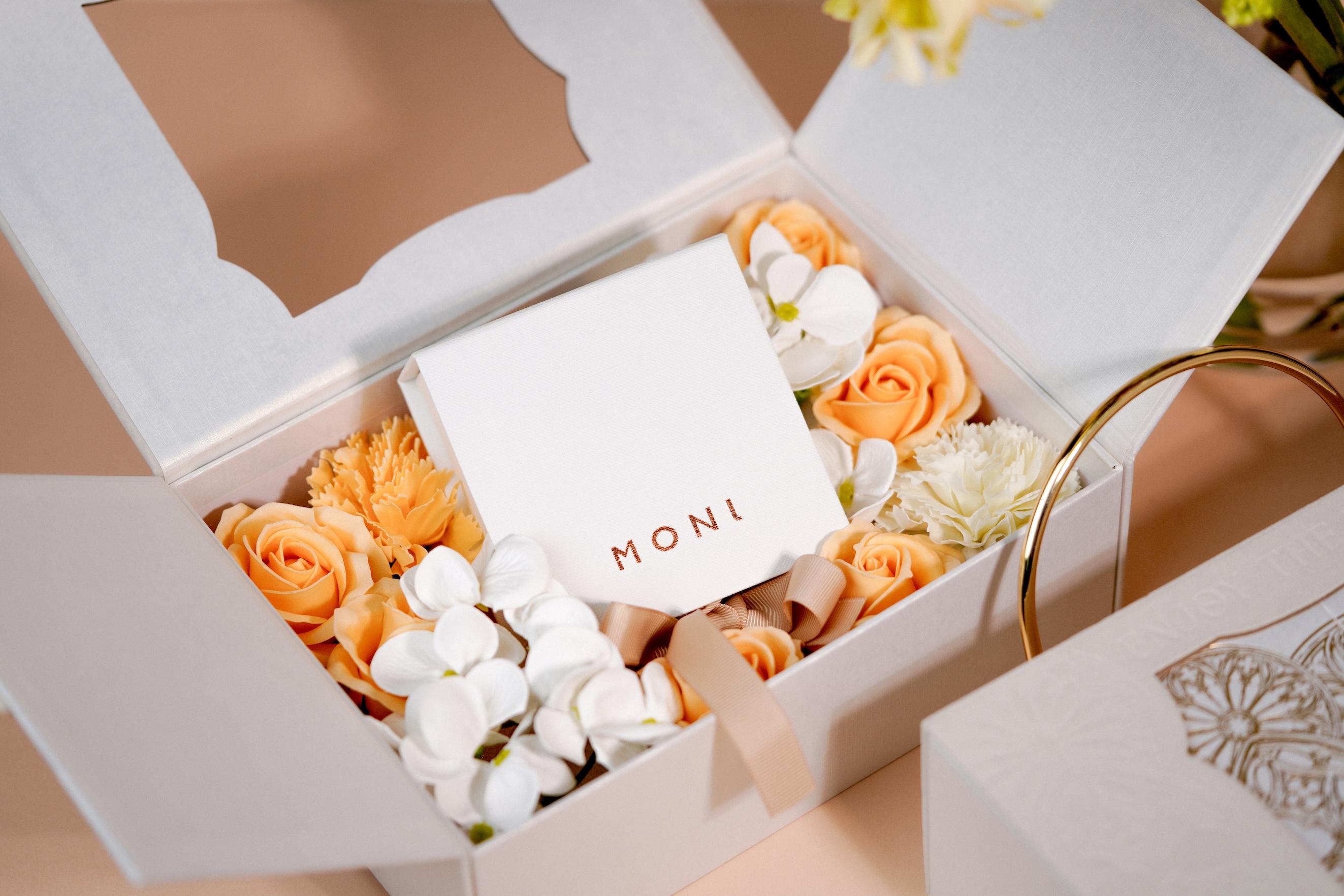 每份母親節限定禮盒,以優雅的香皂花來襯托首飾。