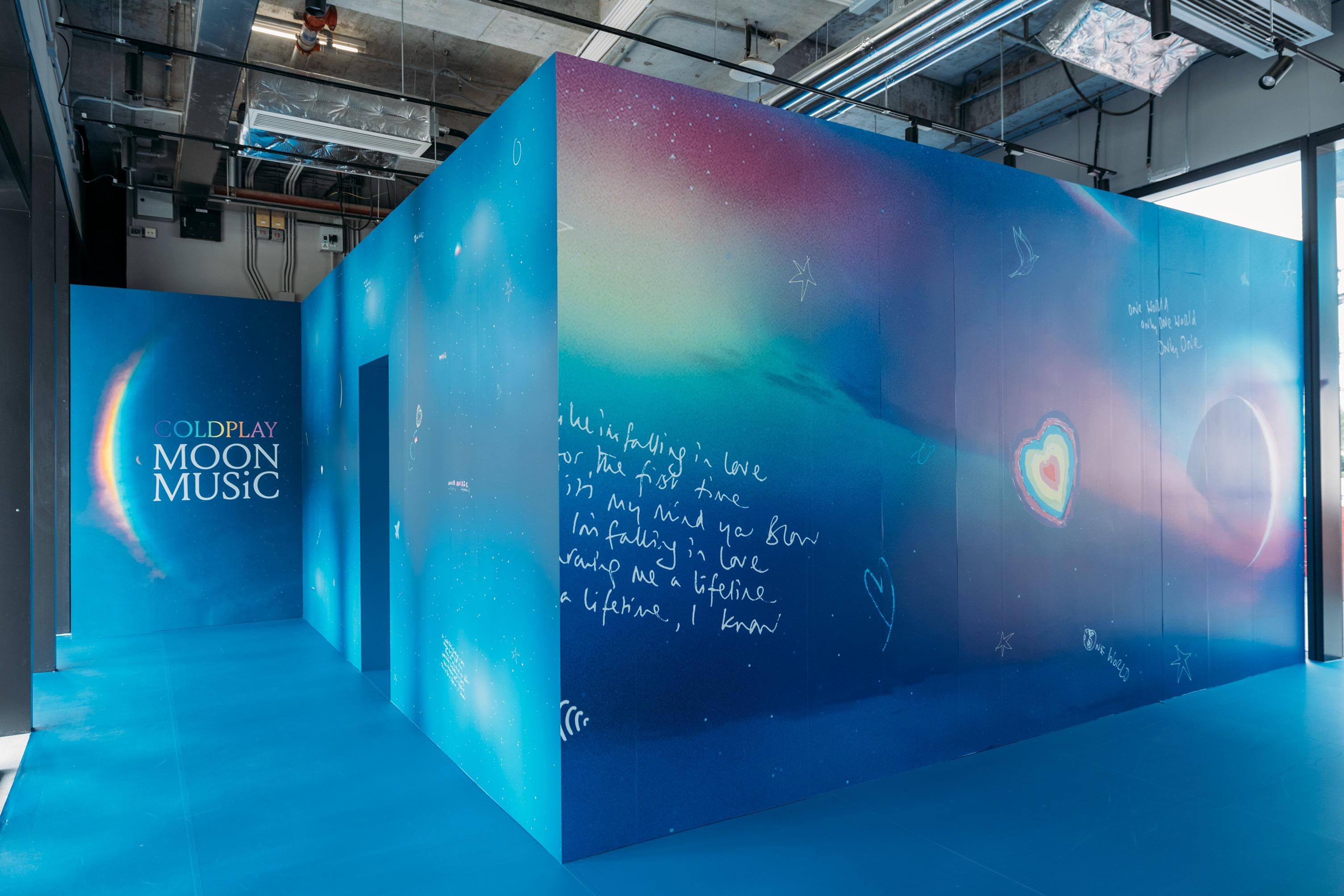 Coldplay Moon Music Pop-up at AIRSIDE帶來一系列巡演周邊商品。