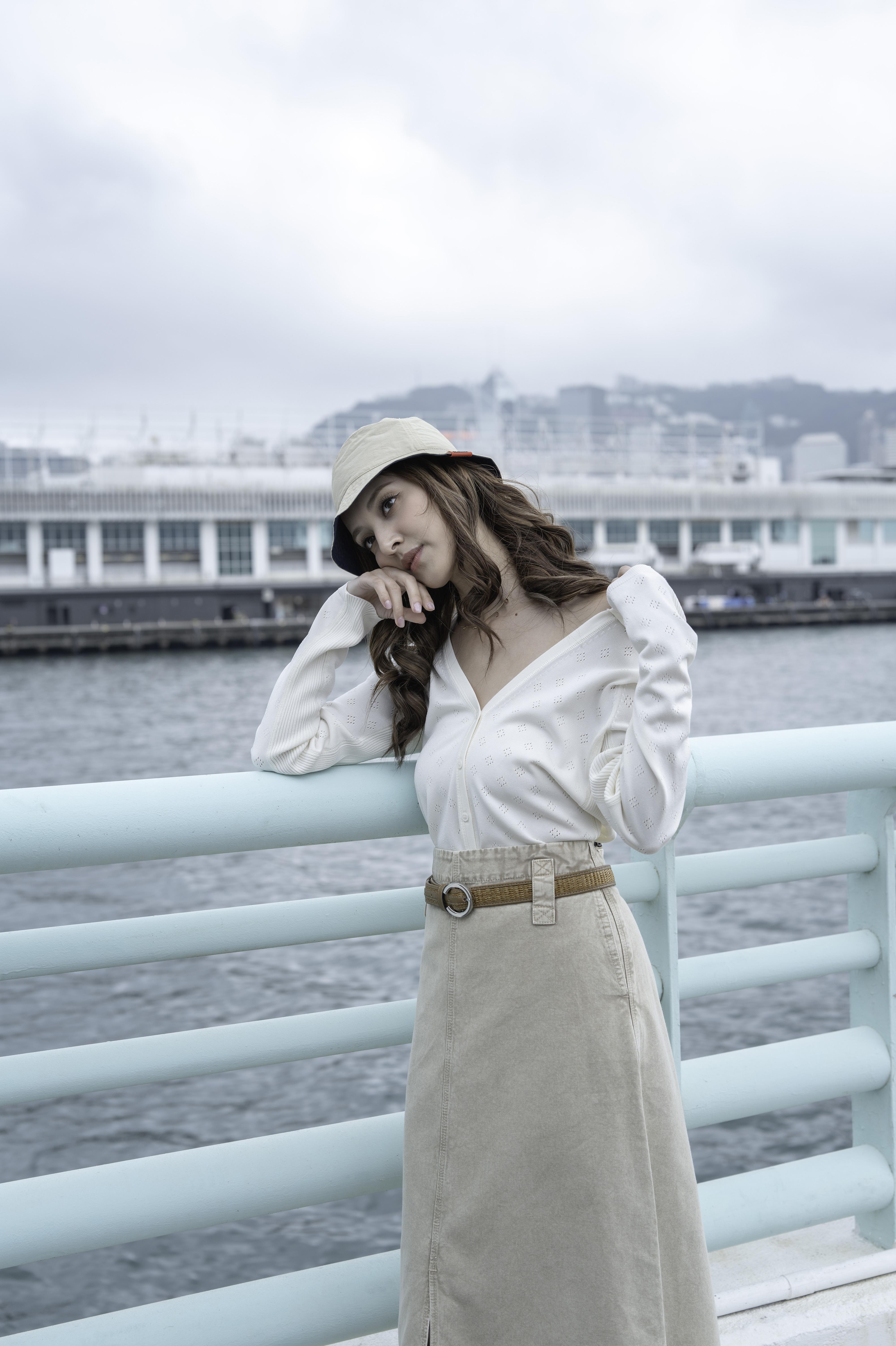 陳凱琳換上多個不同造型,演繹品牌融合復古與現代的設計理念。