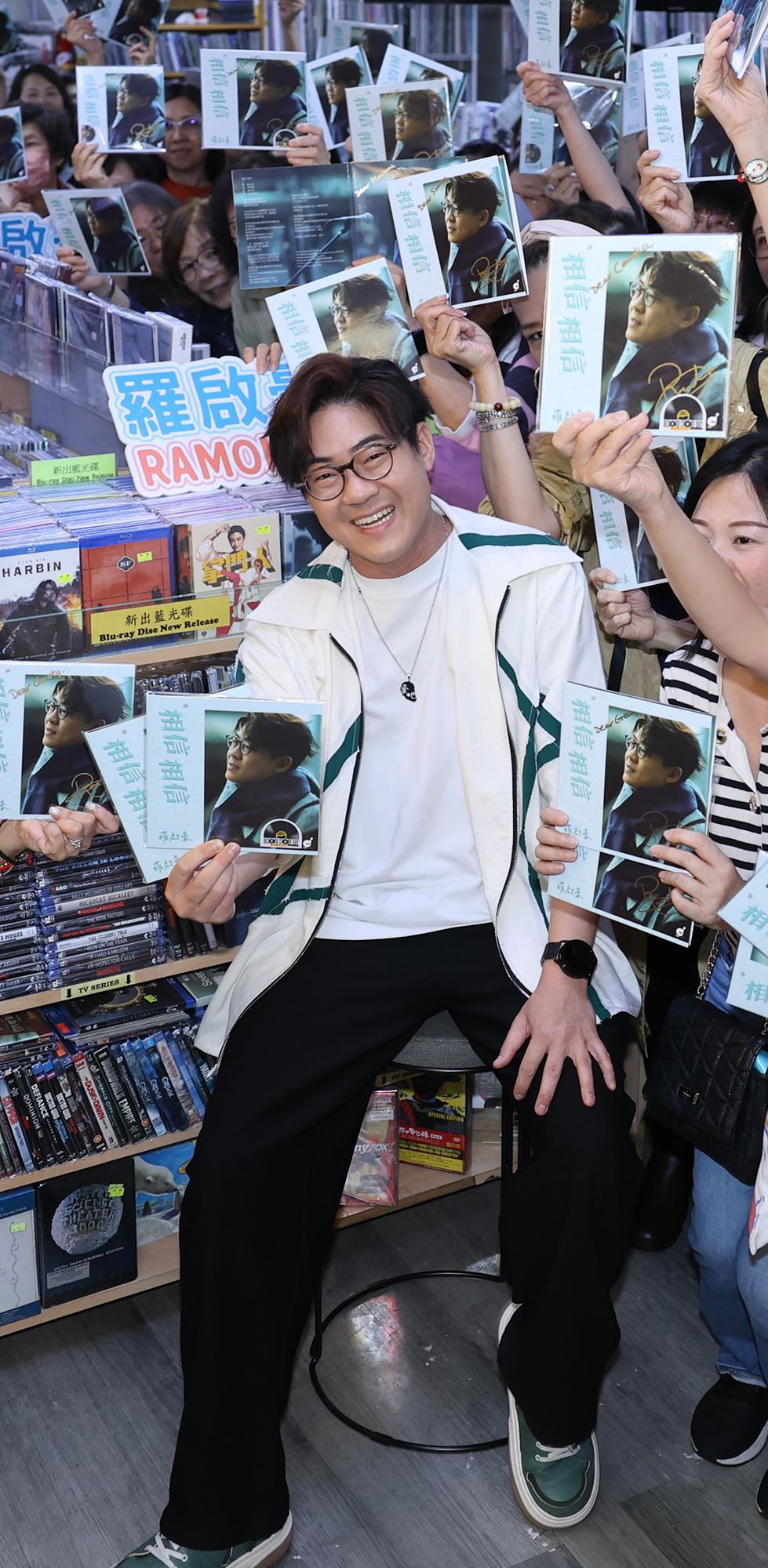 啟豪感激唱片公司讓自己擁有一張屬於自己的實體唱片。