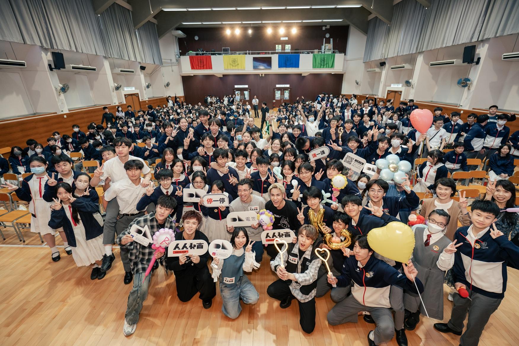 眾人與學生一起大合照。