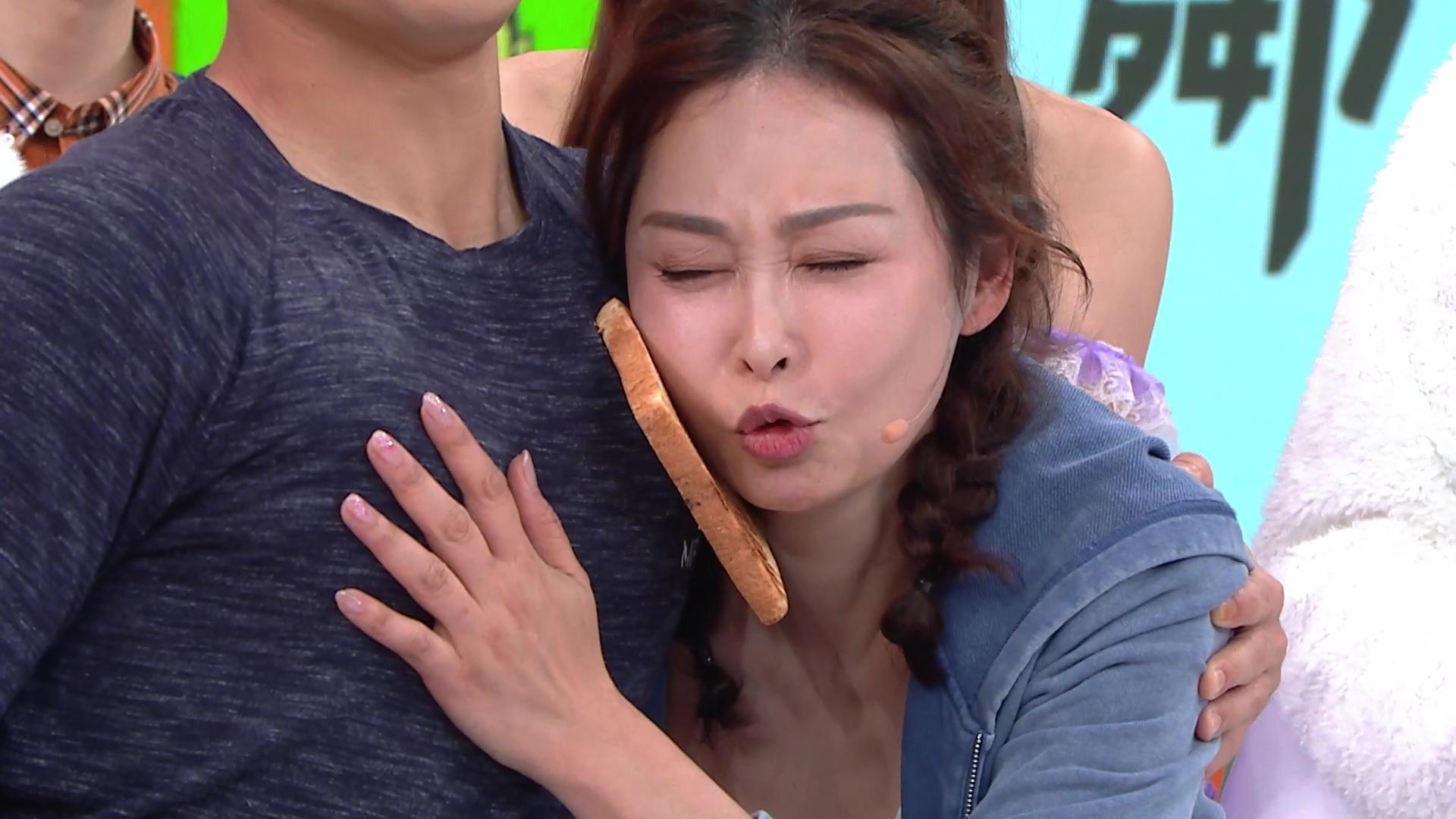 楊卓娜玩夾多士乘「肌」喪摸孔德賢心口,個樣仲要勁陶醉。