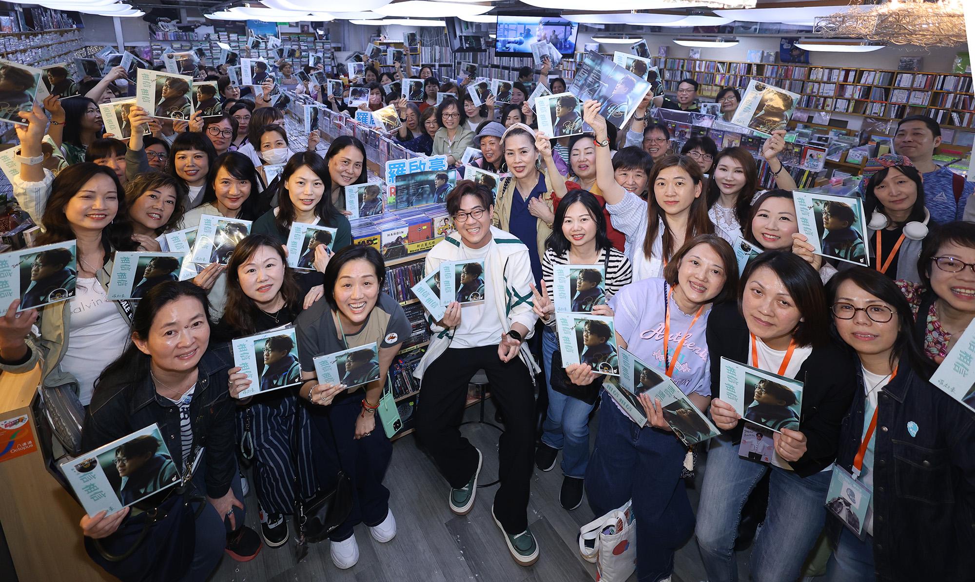 啟豪即興聯同現場豪殼合唱《相信相信》。