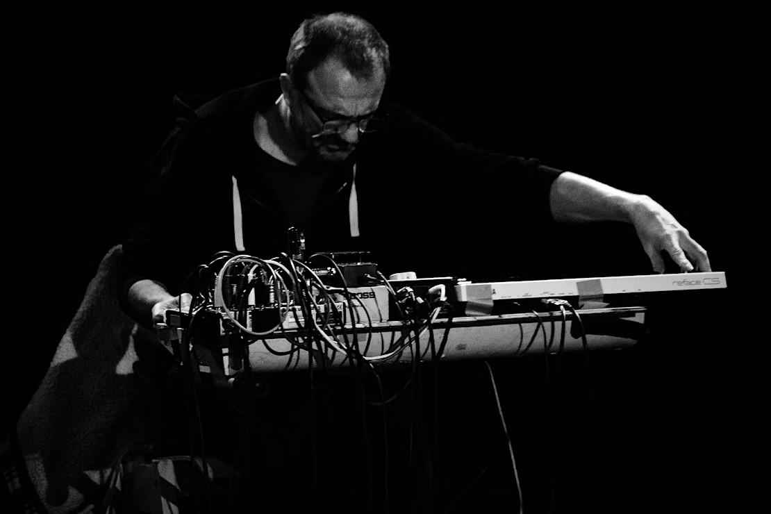 節目包含實驗電子音樂元素。