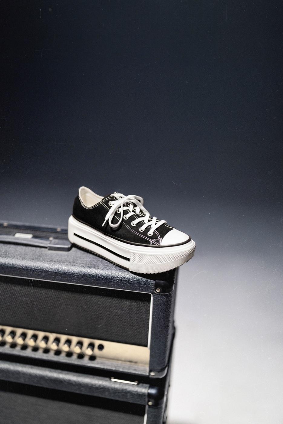 經典CHUCK TAYLOR ALL STAR,破性地推出Double Stack雙層厚底,設計大膽採用約5cm輕質厚底,拉長腿部線條。