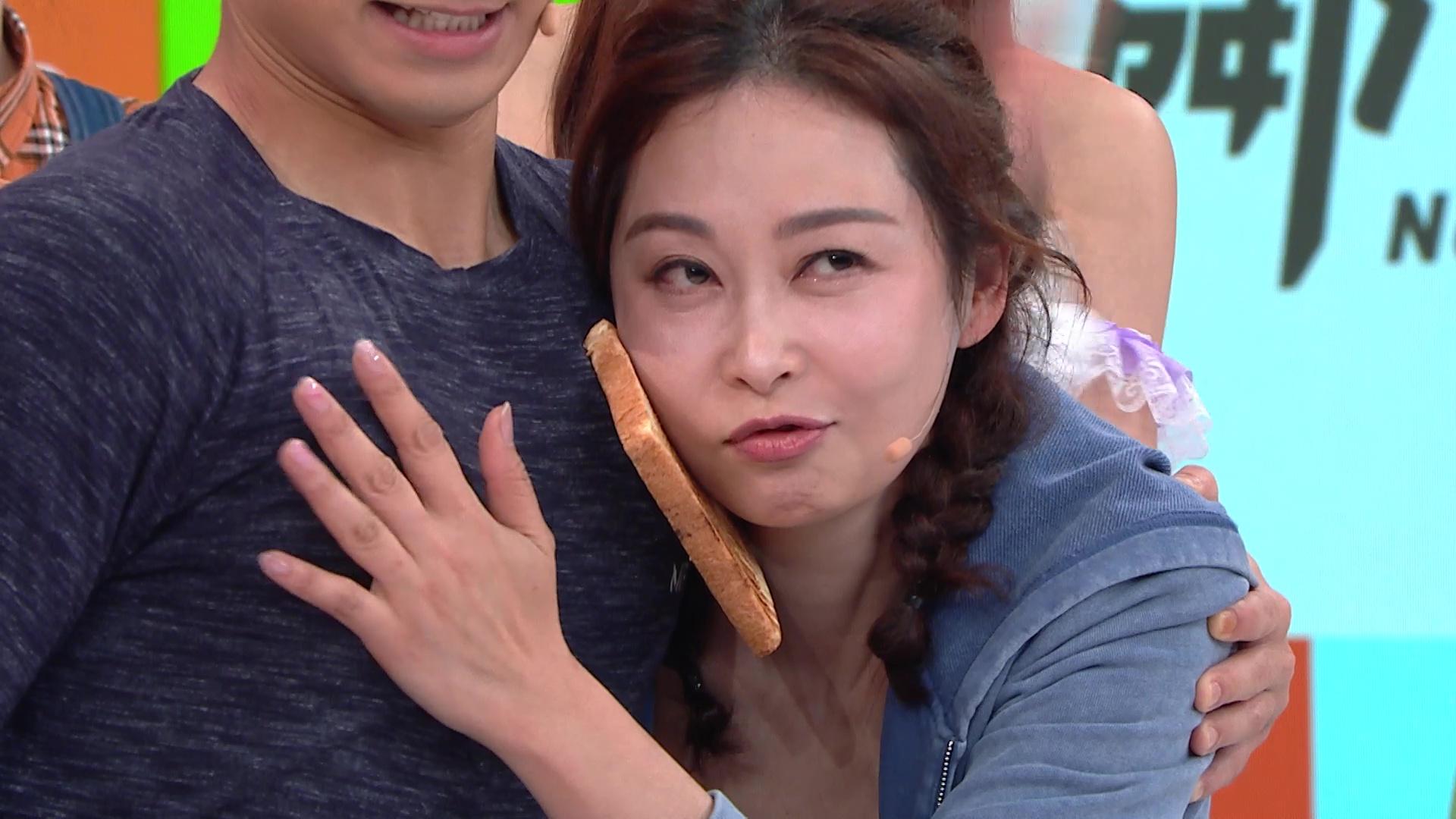 楊卓娜玩夾多士乘「肌」喪摸孔德賢心口,個樣仲要勁陶醉。