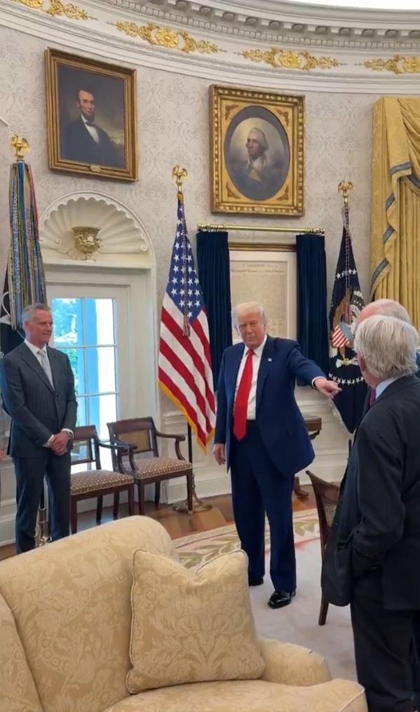 特朗普炫耀其好友獲利。(影片截圖)