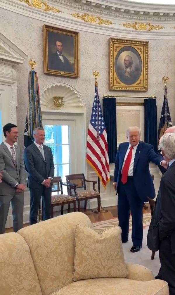 特朗普炫耀其好友獲利。(影片截圖)