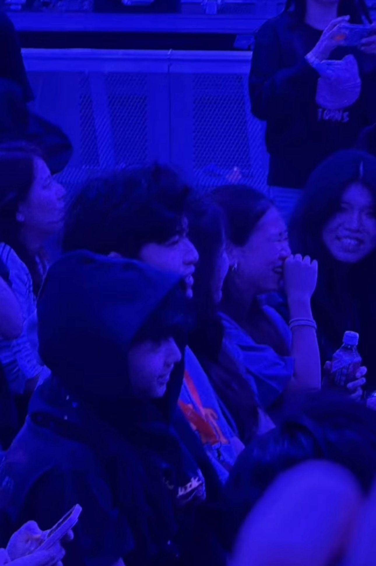 今晚輪到霆鋒的17歲大仔謝振軒及14歲二仔謝振南現身啟德體育園撐老竇。