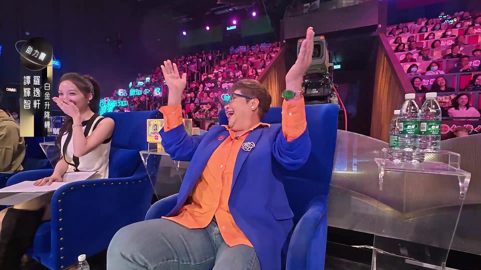 譚輝智與羅逸軒引到肥媽大笑。