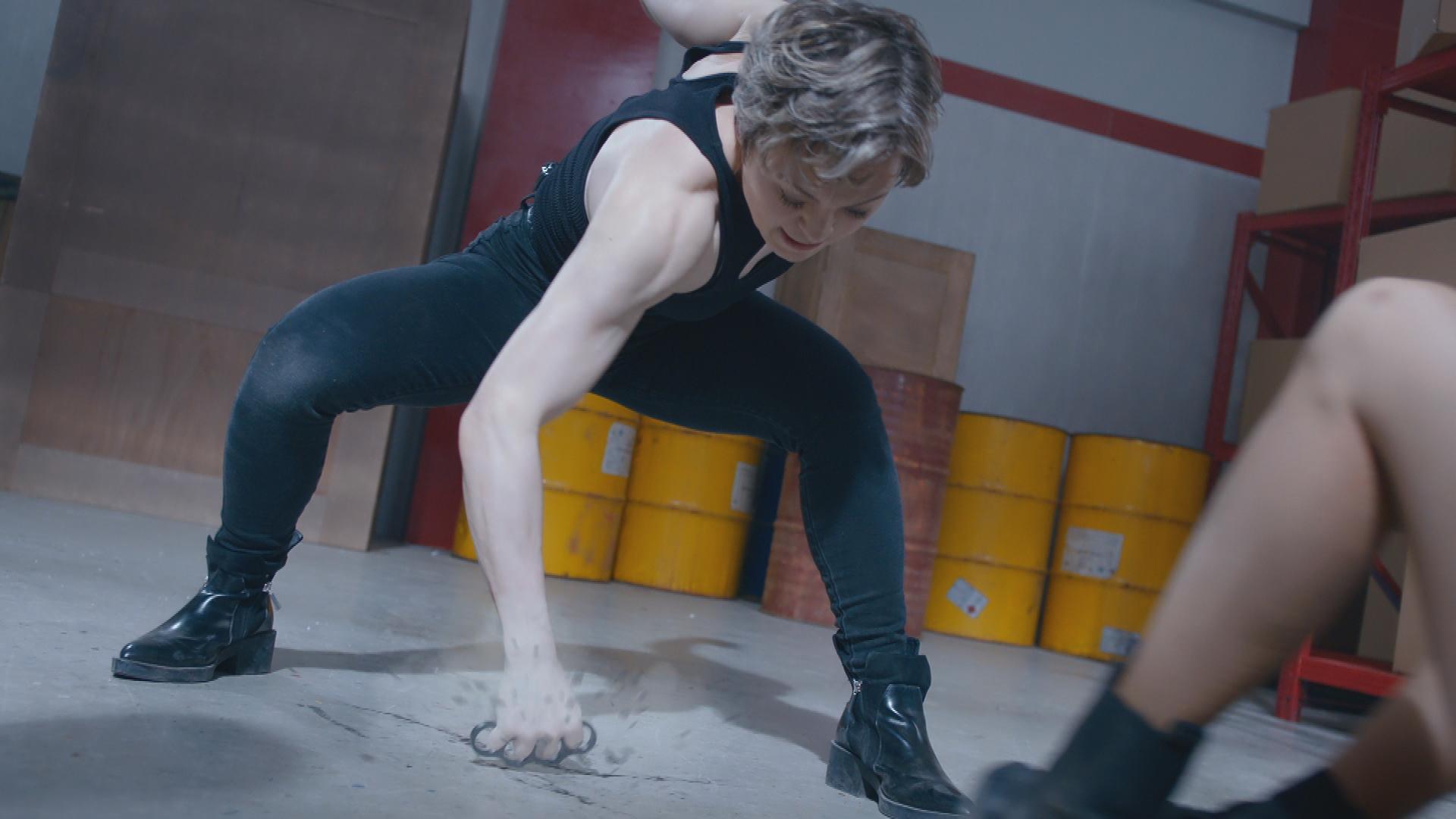 何慈茵一雙麒麟臂不輸男士。