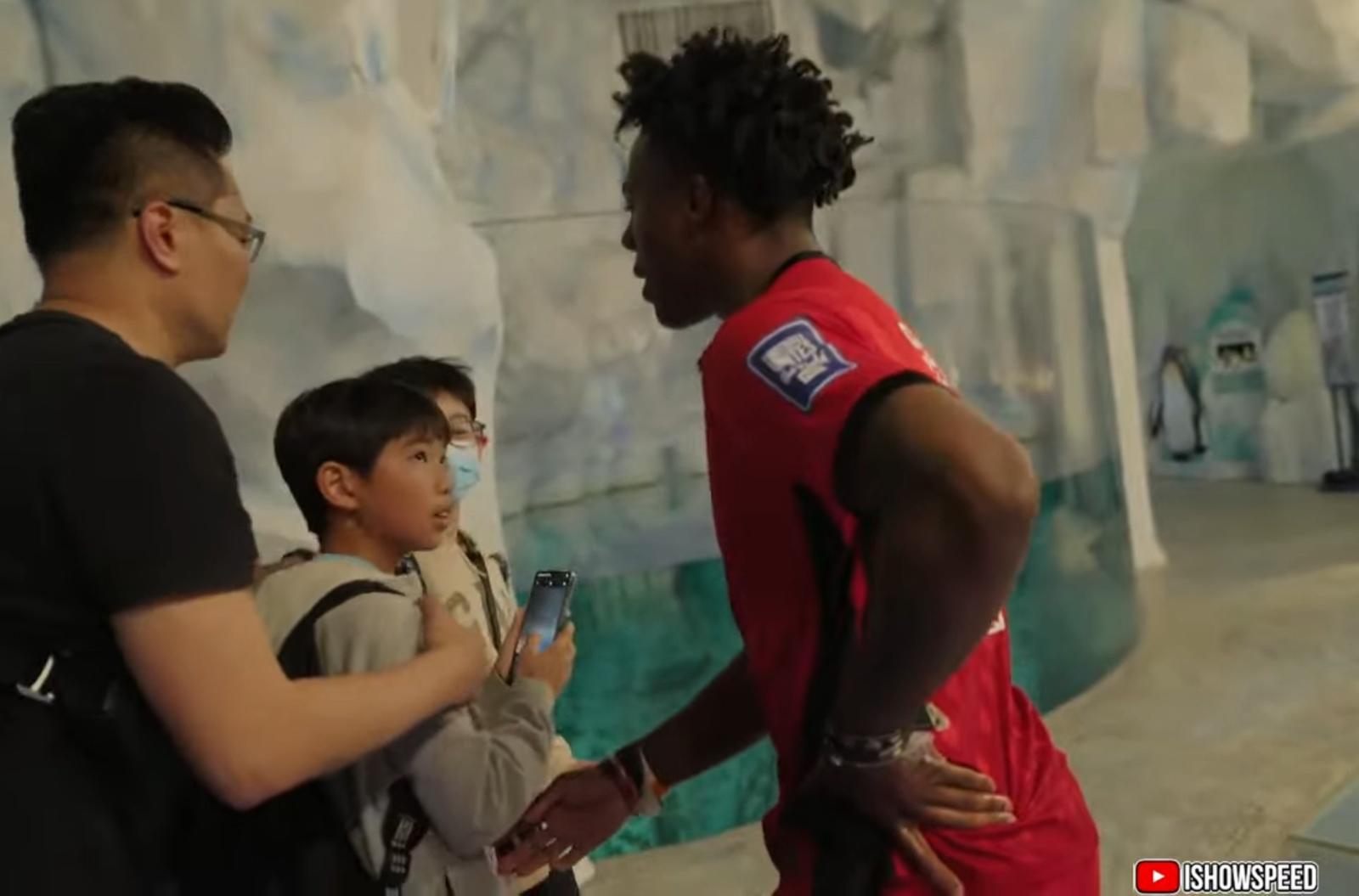 一路上,亦有不少粉絲前來索要簽名合照。