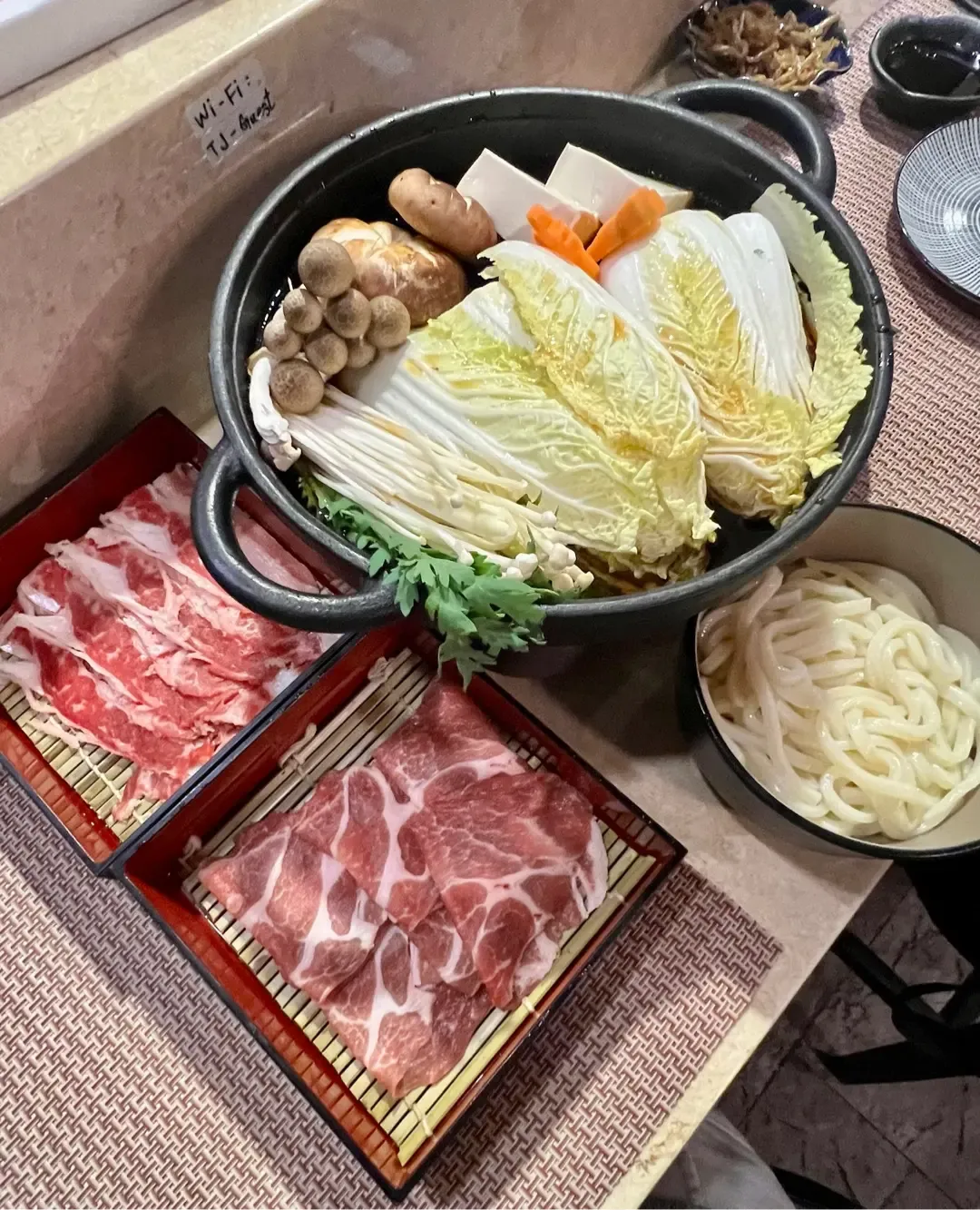 $1壽喜燒鍋,可選美國牛五花或豚肩肉泡菜鍋。(網上圖片)