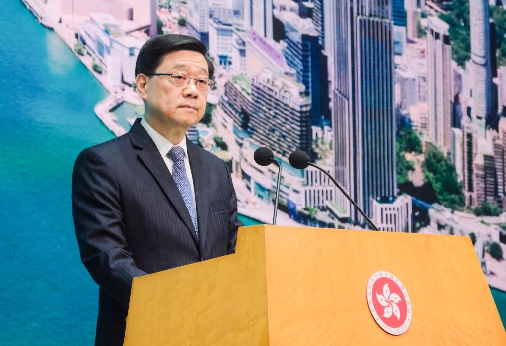 特首李家超指,美國濫施關稅霸凌野蠻,香港短期內無可避免會受到影響。(中通社)