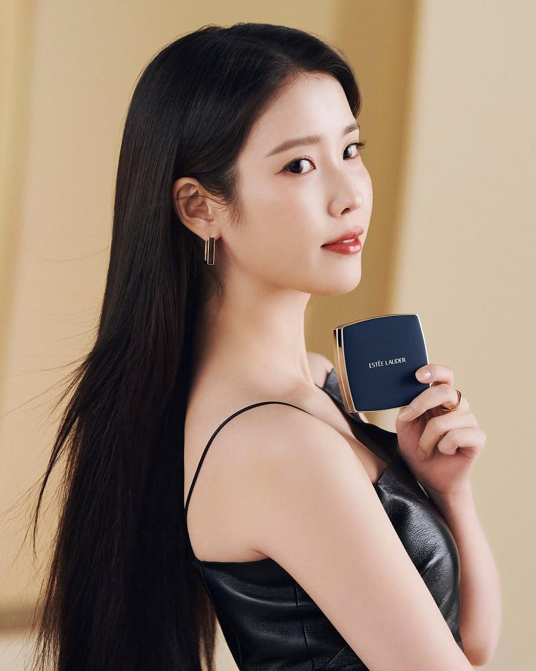 Estée Lauder大使IU為持久無瑕霧光氣墊粉底拍廣告。