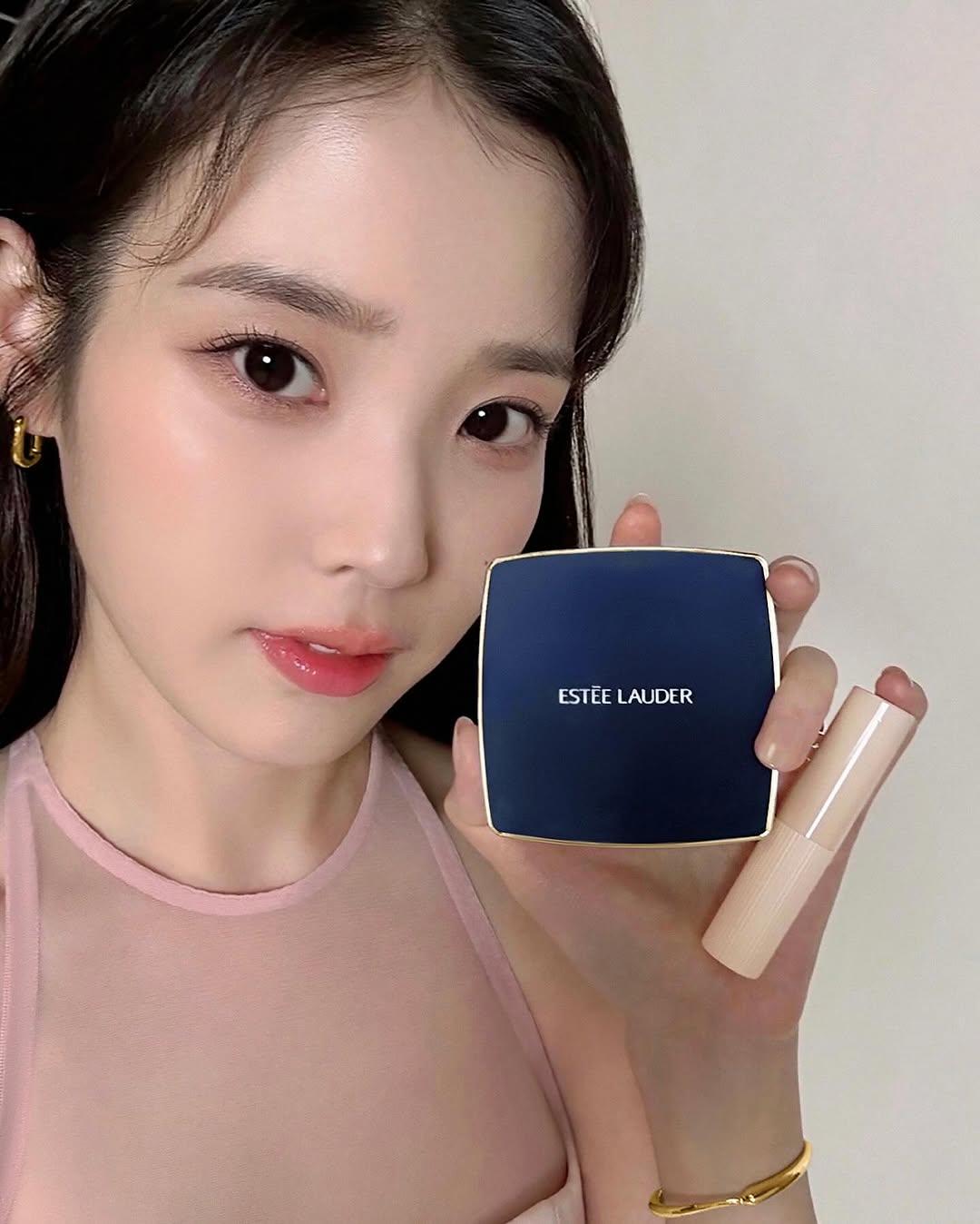 IU也是持久無瑕霧光氣墊粉底用家。