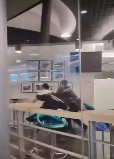 城市大學一名男學生大鬧飯堂,涉多宗罪被捕。(fb「香港突發事故報料區2.0」圖片)