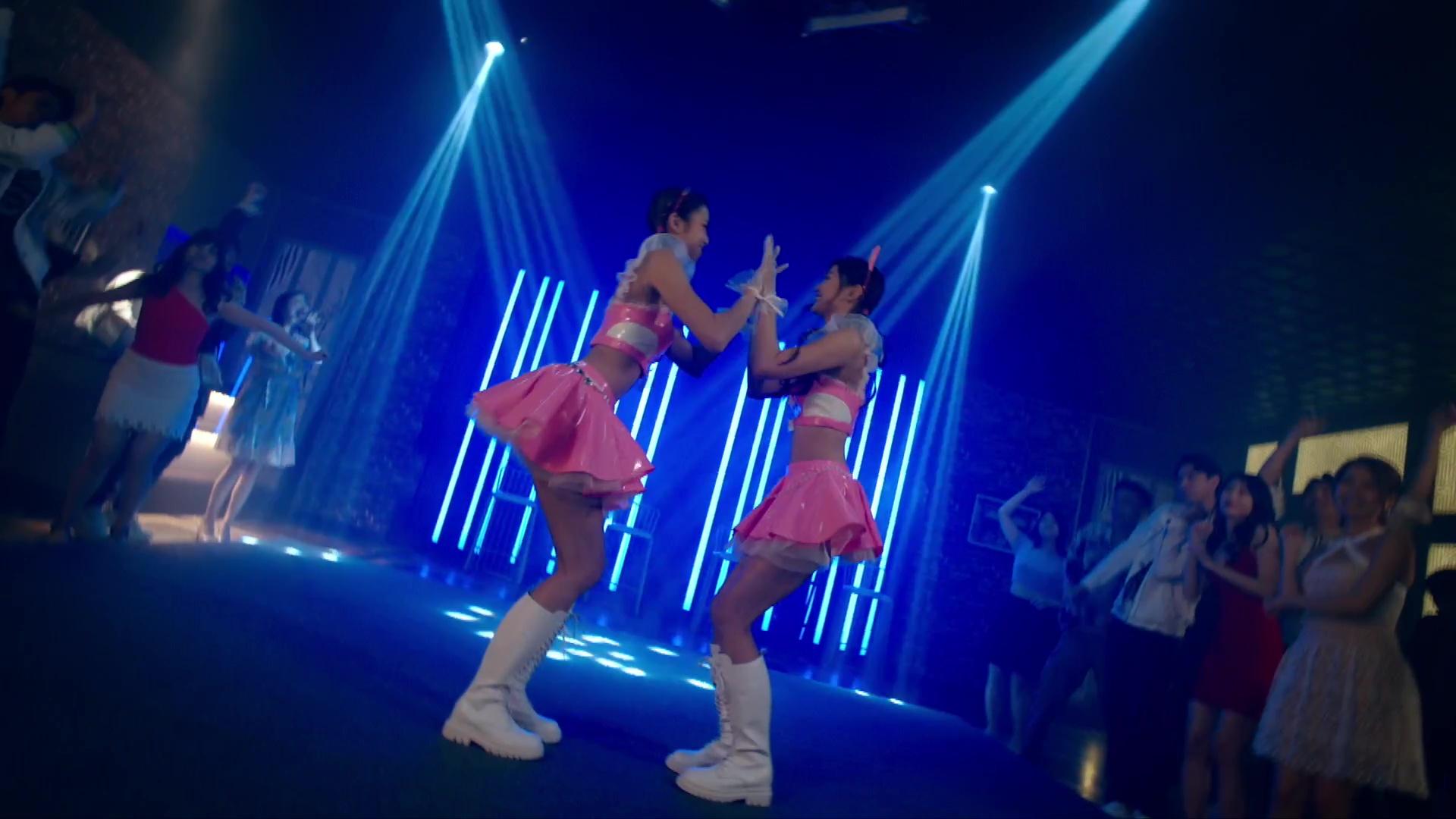 劉穎鏇、郭柏妍女僕裝送心心跳貓咪舞。