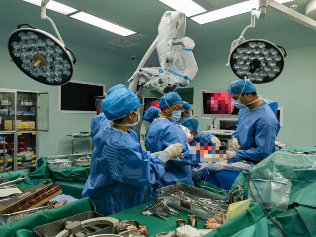 內地男酒後摔倒鐵桿插入口 直穿顱內緊急送院搶救(網圖)