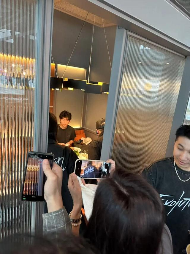 網民圍影謝氏家庭樂。食肆內背鏡是霆鋒,對面是Lucas,Quintus被工作人員遮住。