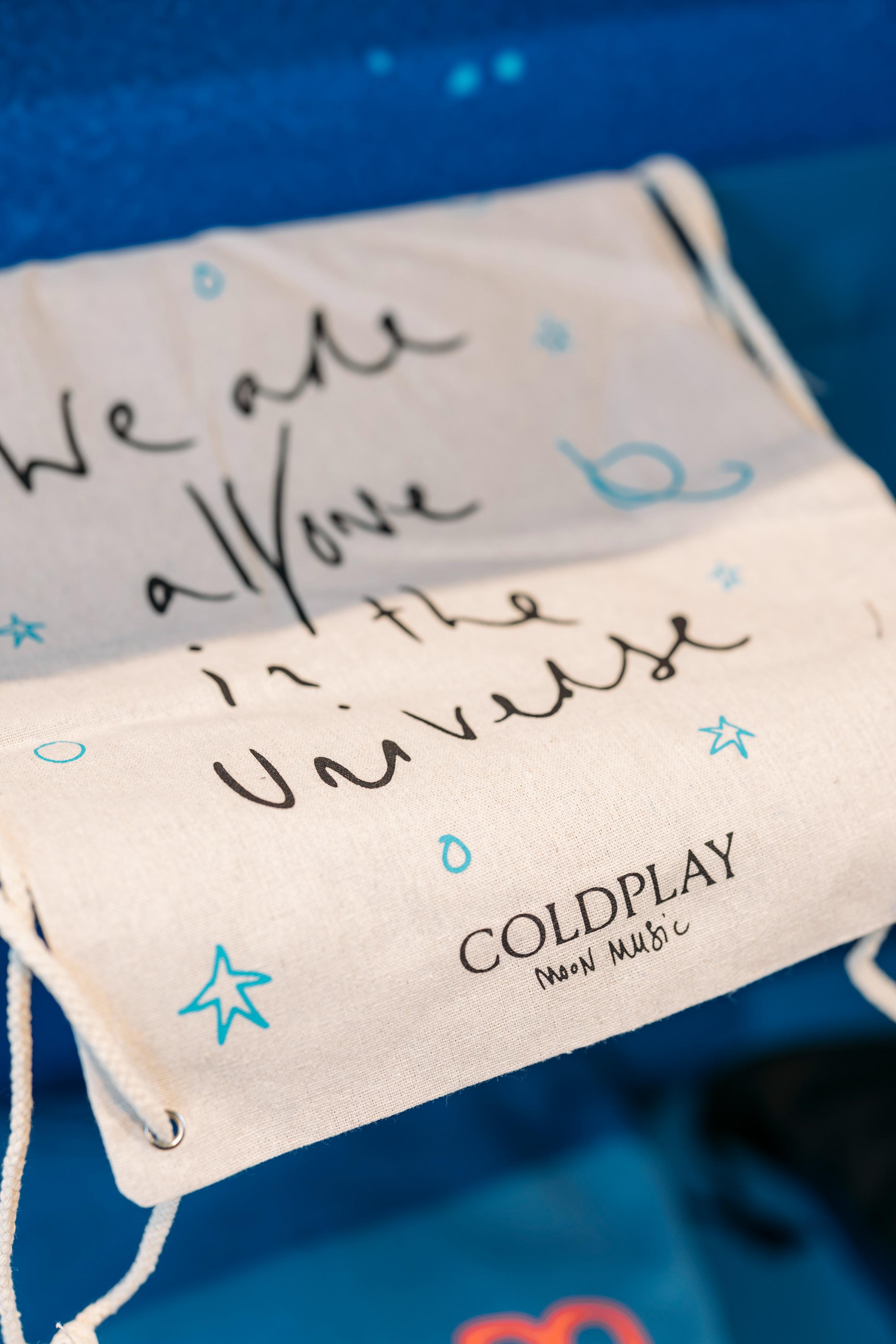 Coldplay Moon Music Pop-up at AIRSIDE帶來一系列巡演周邊商品。