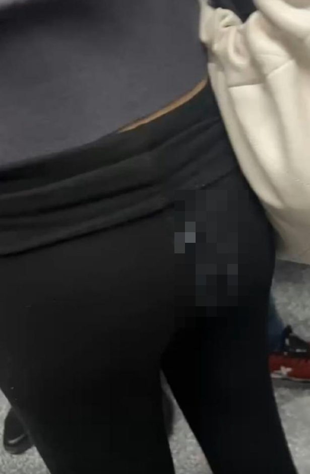 受害女子黑色褲子上可以看到明顯的白色疑似精液。(微博)