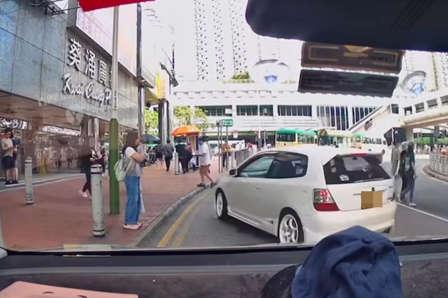 葵涌發生私家車撞倒途人不顧而去事件。(fb「車cam L(香港群組)」截圖)