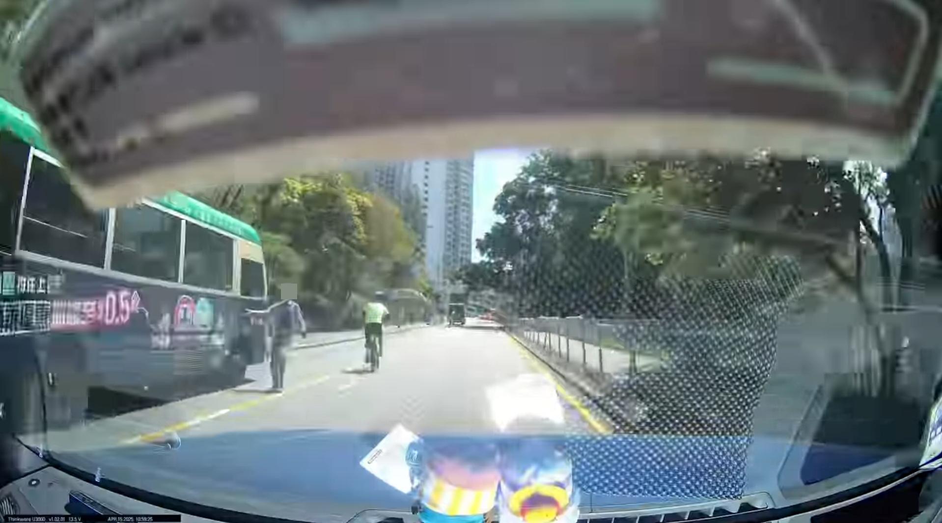 牛池灣發生小巴溜後意外。(fb「突發馬路車cam大全」圖片)