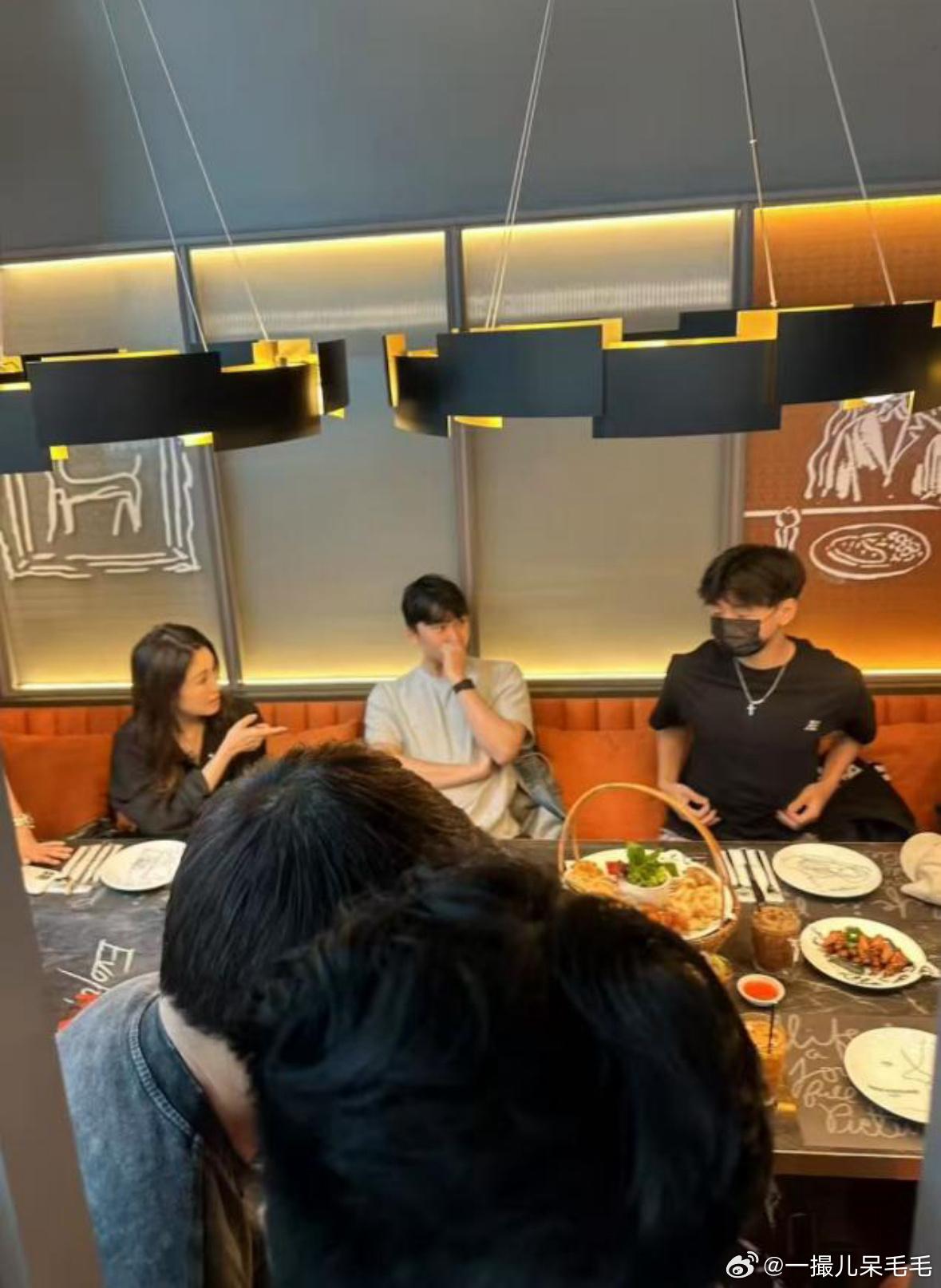 鏡頭最前的霆鋒專心聽緊Lucas發表意見。