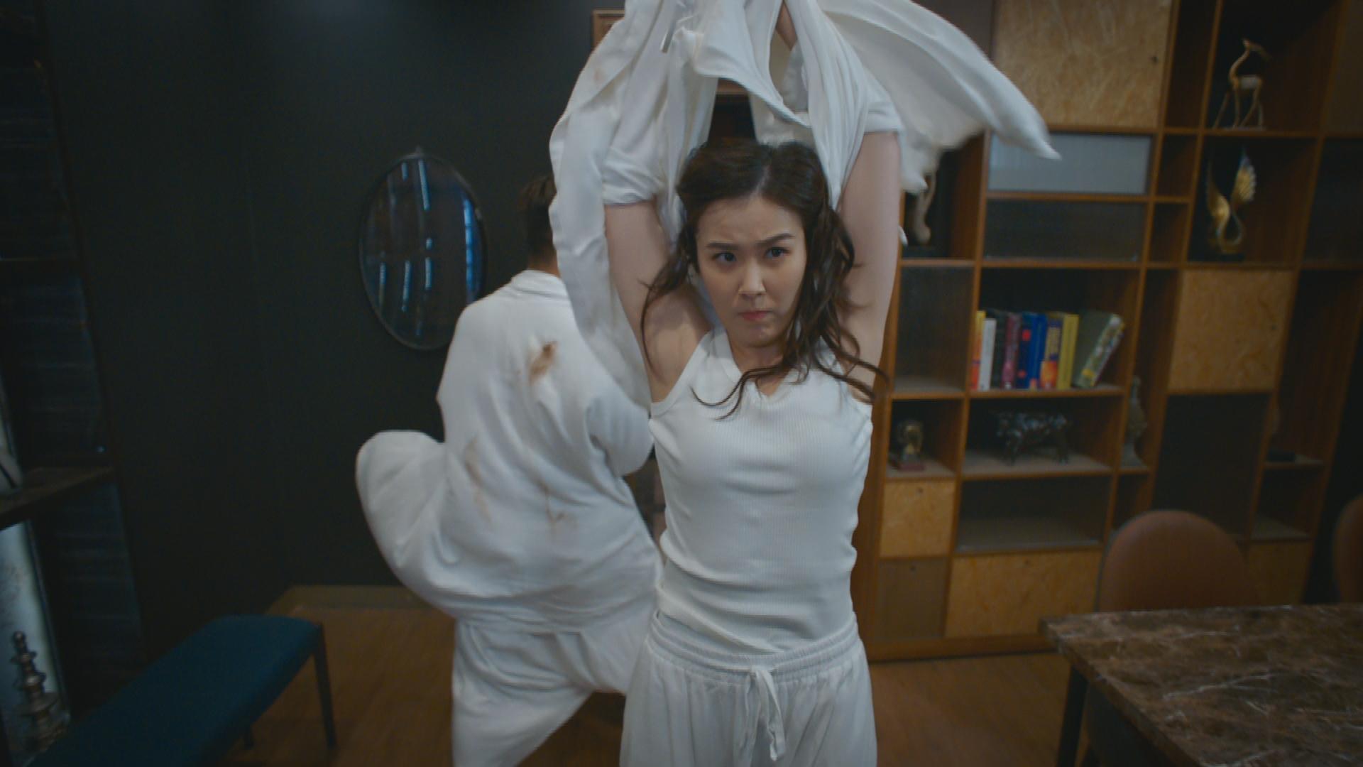 劉佩玥孖陳山聰「一打十」,有型有款獲封武打女神。