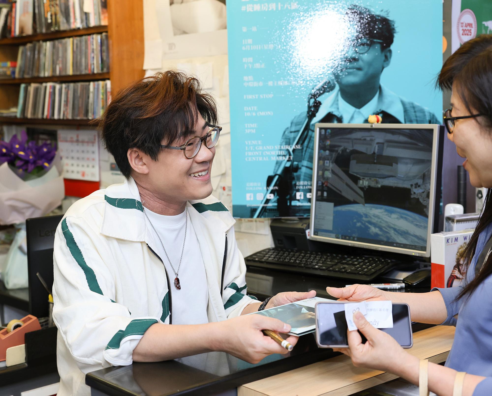 啟豪於每簽罷一張唱片,均雙手交回豪殼貫徹斯文有禮作風。