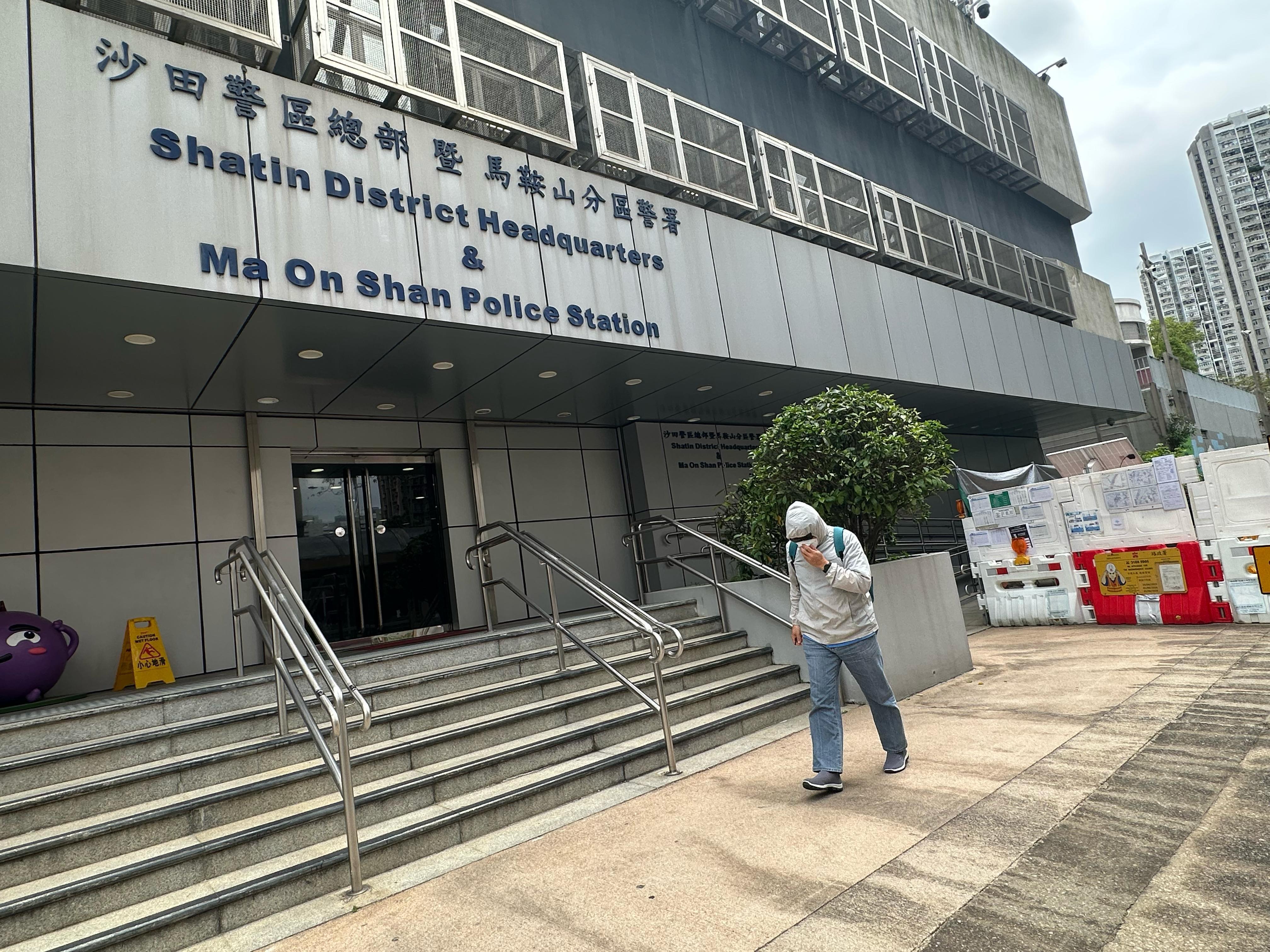 許穎婷父親在馬鞍山警署完成調查,離開警署