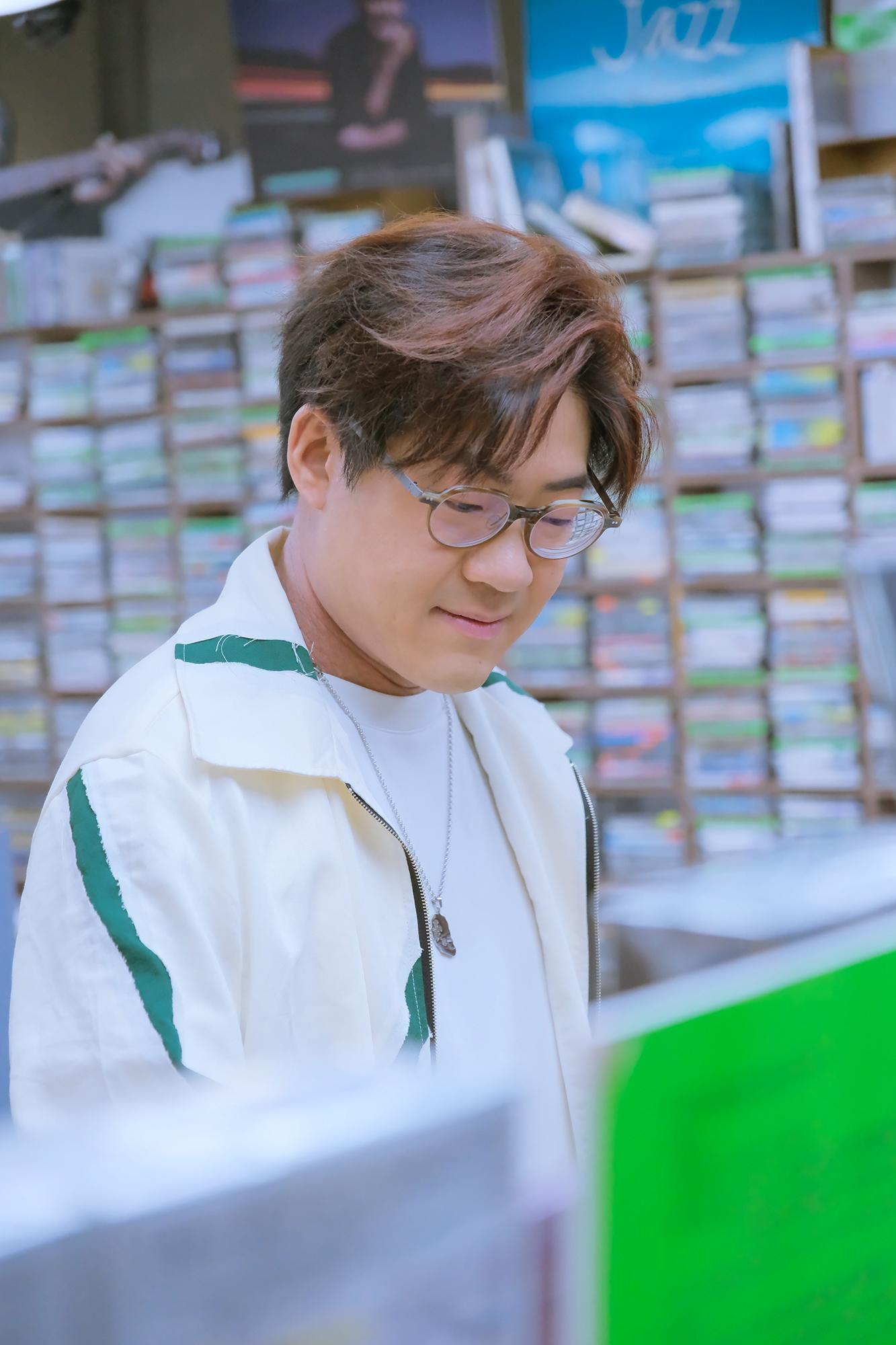 為推動實體唱片文化,啟豪到參與唱片店簽名會。