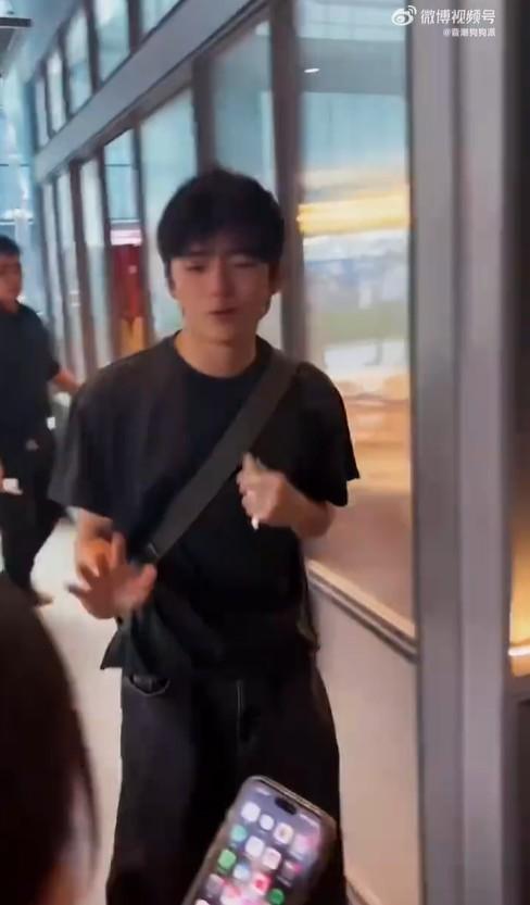 最後離開的Lucas有點怕醜,仍禮貌地向粉絲say hi。