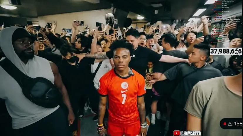 「IShowSpeed」由上環乘港鐵前往天后,逾百名粉絲尾隨,場面被網民指如「屍殺列車」。